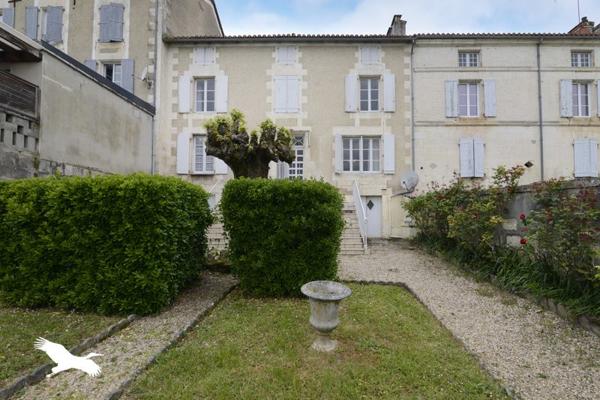 Maison à vendre |  Montmoreau-Saint-Cybard |  6 pièces | 184 m²