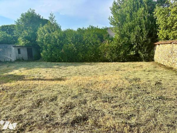 Maison de village avec dépendance à usage de garage et jardin