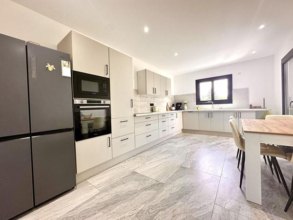 Maison neuve au goût moderne d'environ 141 m2