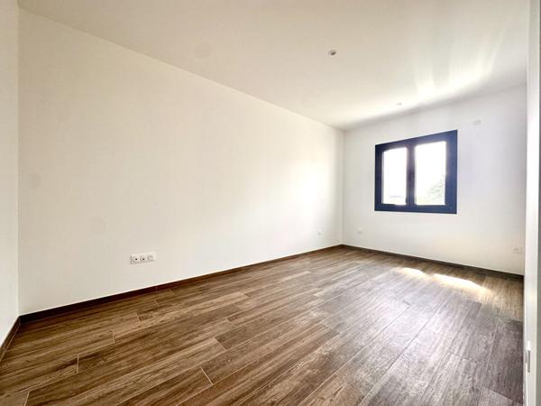 Maison neuve au goût moderne d'environ 141 m2