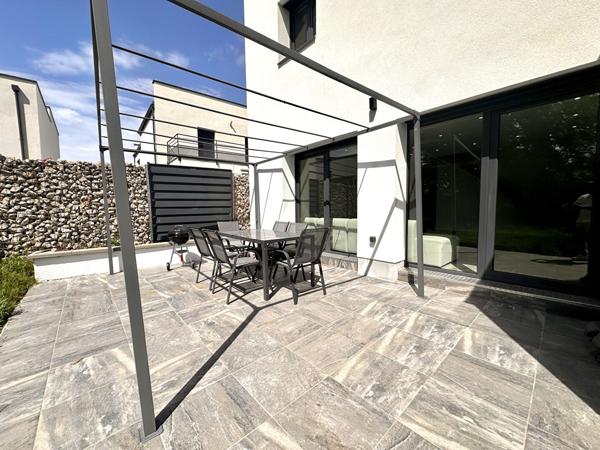 Maison neuve au goût moderne d'environ 141 m2
