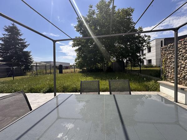 Maison neuve au goût moderne d'environ 141 m2