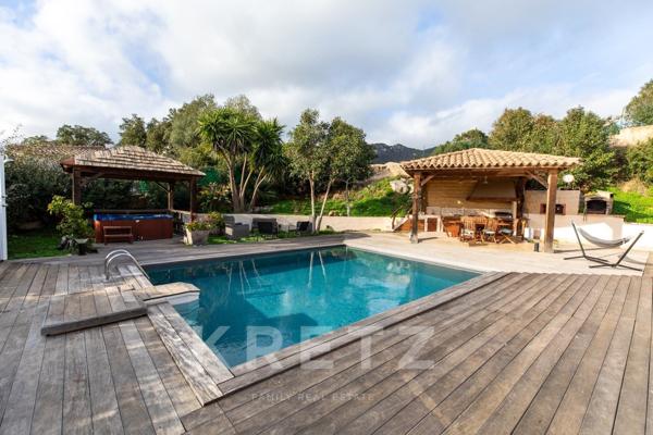 Maison avec piscine, jacuzzi et 4 chambres de plain pied.