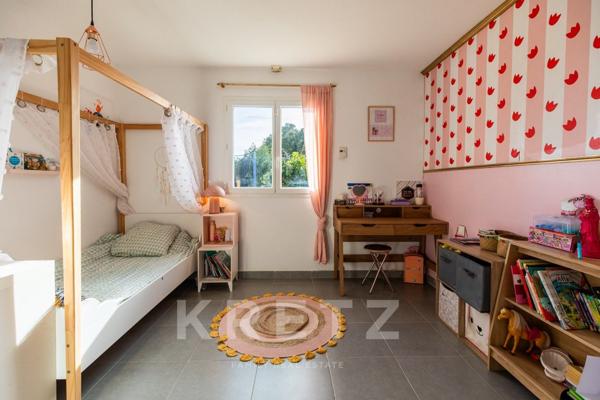 Maison avec piscine, jacuzzi et 4 chambres de plain pied.