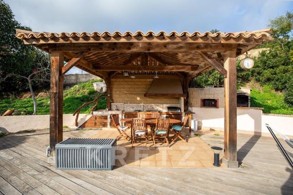 Maison avec piscine, jacuzzi et 4 chambres de plain pied.