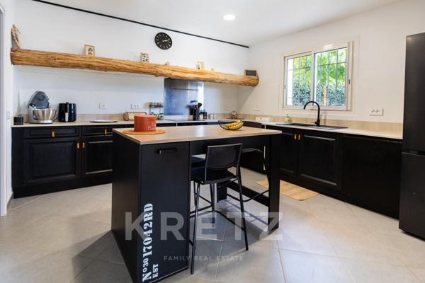 Maison avec piscine, jacuzzi et 4 chambres de plain pied.