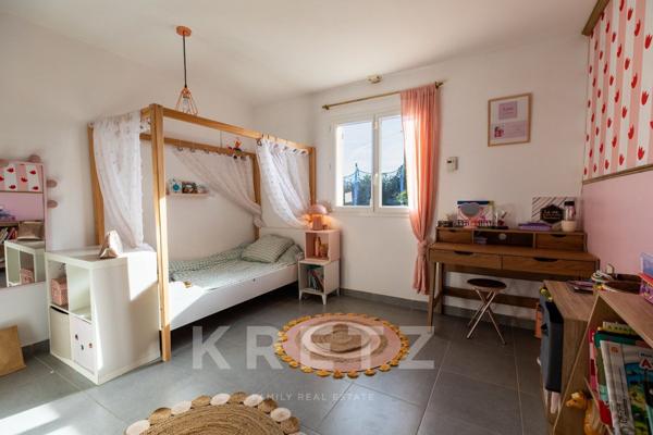 Maison avec piscine, jacuzzi et 4 chambres de plain pied.