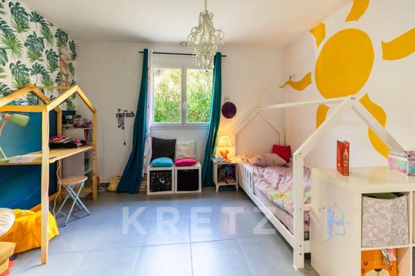 Maison avec piscine, jacuzzi et 4 chambres de plain pied.