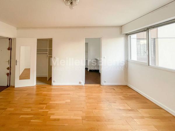 Paris 20ème - À LOUER - Grand studio de 30,63 m² avec cave et parking