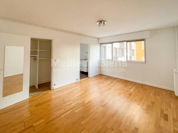 Paris 20ème - À LOUER - Grand studio de 30,63 m² avec cave et parking