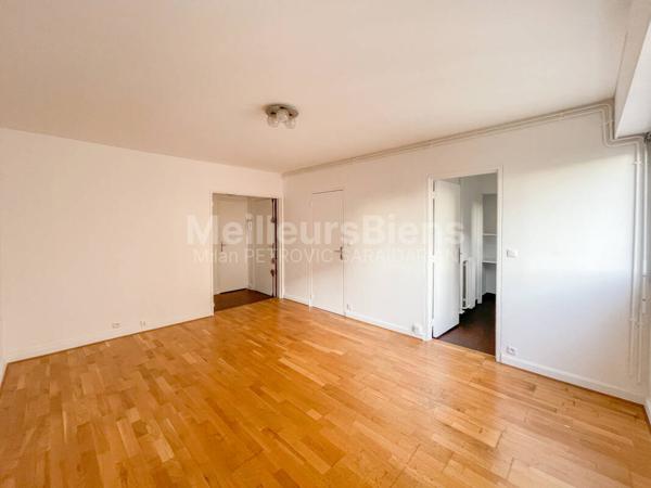 Paris 20ème - À LOUER - Grand studio de 30,63 m² avec cave et parking