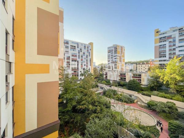 Paris 20ème - À LOUER - Grand studio de 30,63 m² avec cave et parking