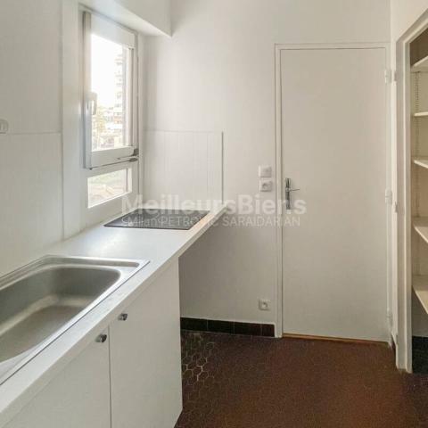 Paris 20ème - À LOUER - Grand studio de 30,63 m² avec cave et parking