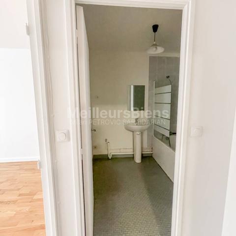 Paris 20ème - À LOUER - Grand studio de 30,63 m² avec cave et parking