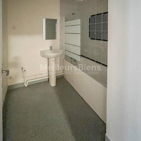 Paris 20ème - À LOUER - Grand studio de 30,63 m² avec cave et parking