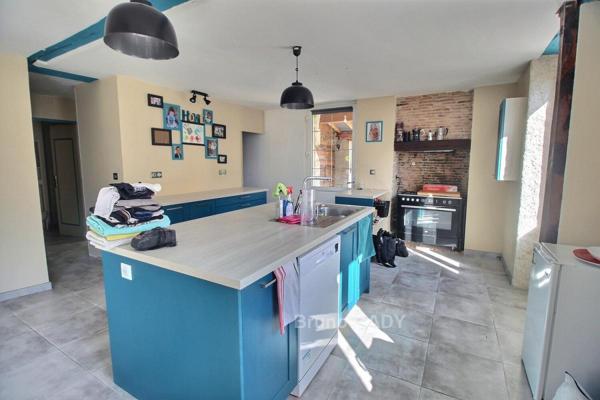 Ensemble immobilier avec maison ancienne en pierre et dépendances