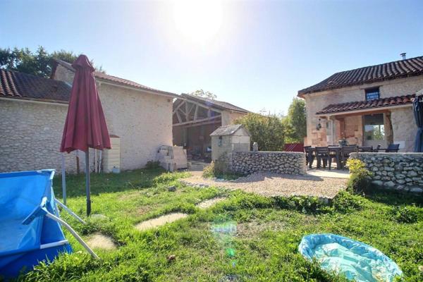 Ensemble immobilier avec maison ancienne en pierre et dépendances