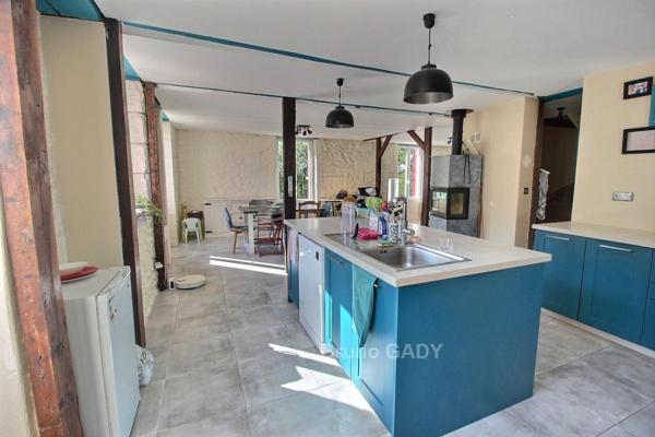 Ensemble immobilier avec maison ancienne en pierre et dépendances