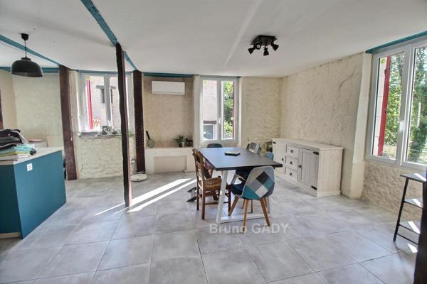 Ensemble immobilier avec maison ancienne en pierre et dépendances