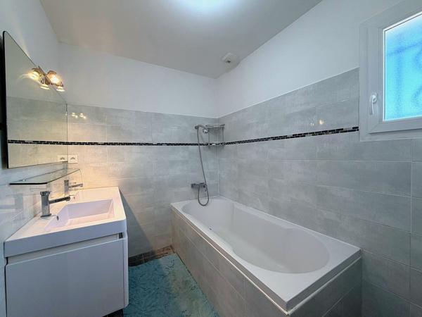 Maison individuelle 105 m² (RT 2012) - 3 chambres - Terrain 637 m²