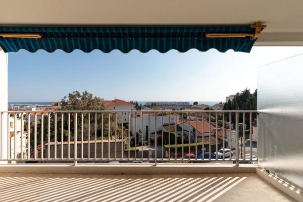 Cannes dernier étage  vue mer panoramique appartement 73 m2  avec  Terrasse