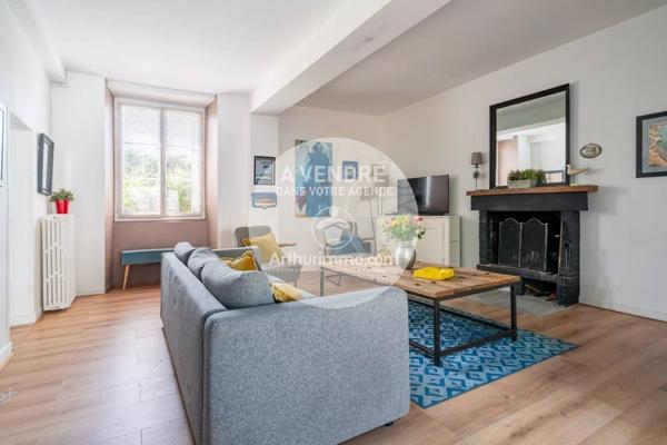 Vente                                                      Maison
                        
                     9 pièces                      212 m2                     à Thouaré-sur-Loire