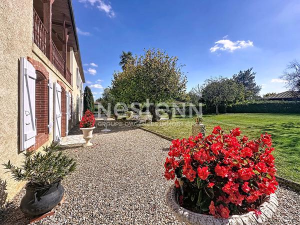 A vendre Maison Mirande centre 8 pièces 190 m2 parc arboré dépendance piscine et garage