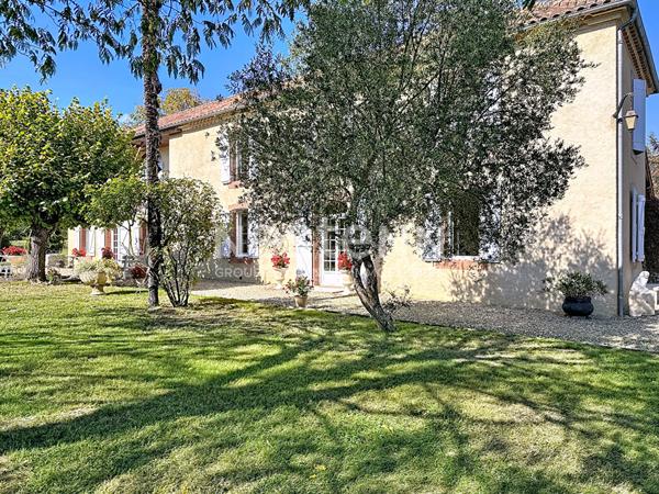 A vendre Maison Mirande centre 8 pièces 190 m2 parc arboré dépendance piscine et garage