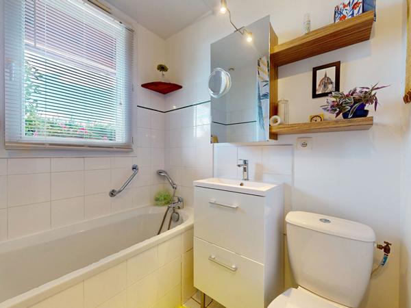 Rumilly - T2 bis de 47 m² en rez-de-jardin avec garage, au calme et proche des commodités