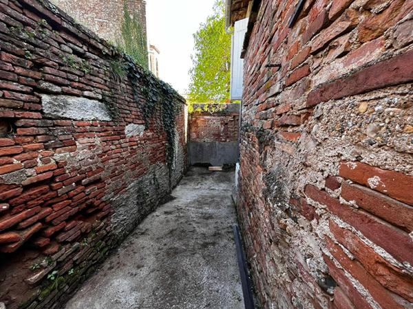 Local commercial et appartement en plein centre de Rabastens !