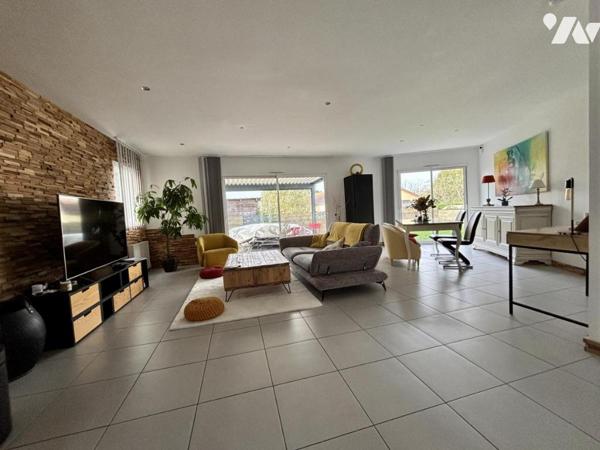 Maison de plain-pied moderne, jardin ouest, garage