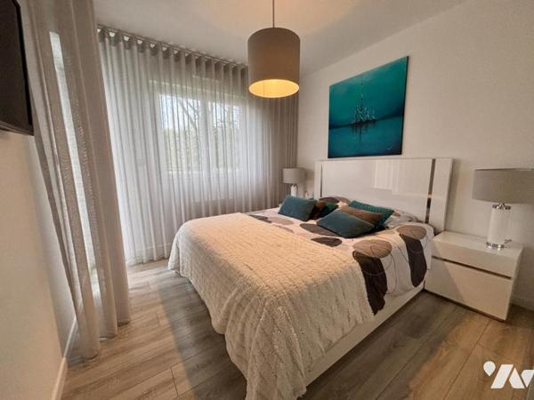 Maison de plain-pied moderne, jardin ouest, garage