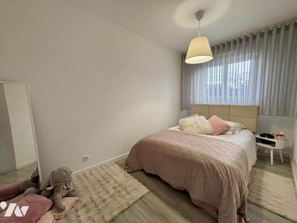 Maison de plain-pied moderne, jardin ouest, garage