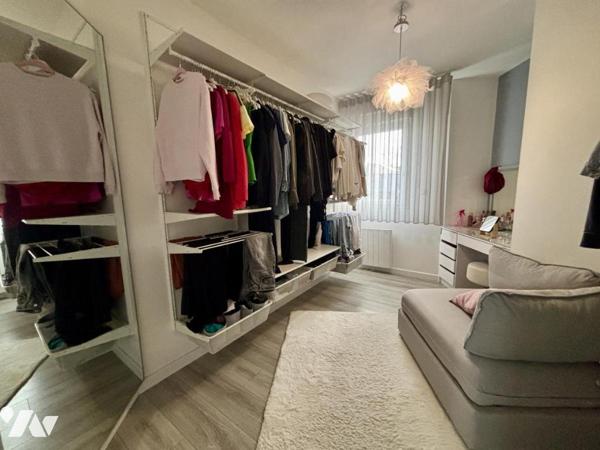 Maison de plain-pied moderne, jardin ouest, garage