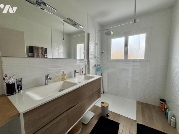 Maison de plain-pied moderne, jardin ouest, garage