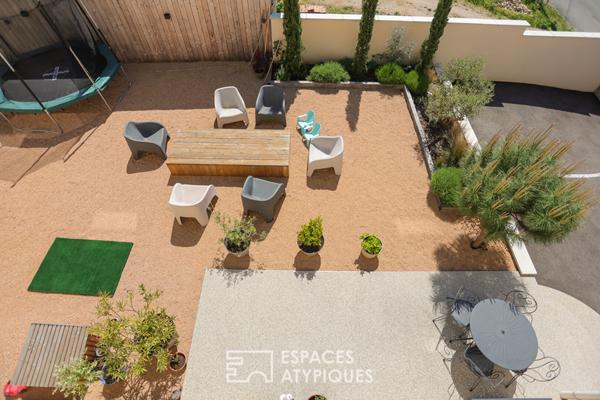 La contemporaine aux lignes épurées