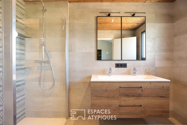 La contemporaine aux lignes épurées