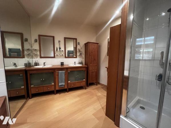 A 5 min de BAGNOLES DE L'ORNE et LA FERTE MACE, maison 4 ch, garages, terrain