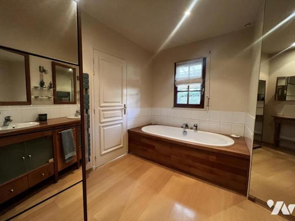 A 5 min de BAGNOLES DE L'ORNE et LA FERTE MACE, maison 4 ch, garages, terrain