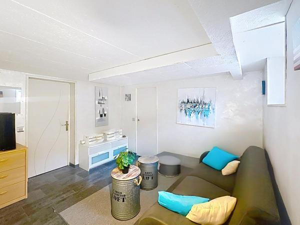 Maison de ville, de plain pied avec appartement en sous-sol proche commerces