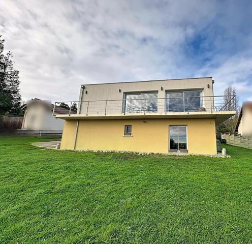 Maison de ville, de plain pied avec appartement en sous-sol proche commerces