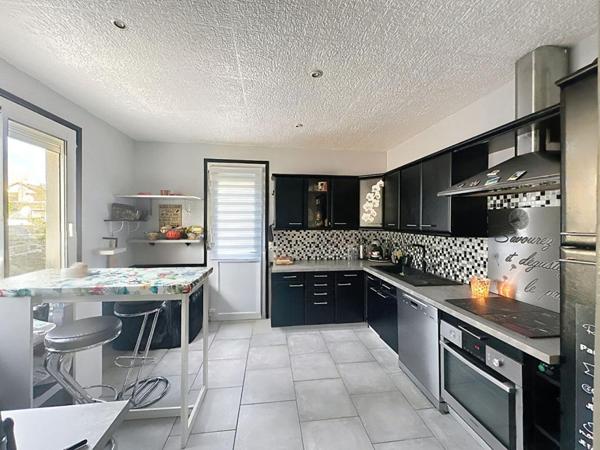 Maison de ville, de plain pied avec appartement en sous-sol proche commerces