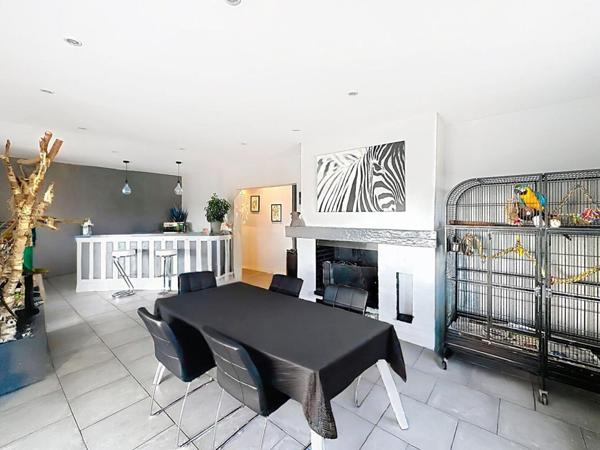 Maison de ville, de plain pied avec appartement en sous-sol proche commerces