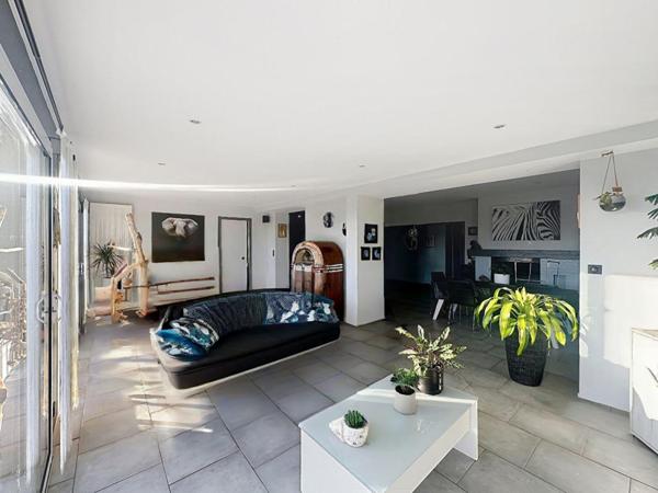 Maison de ville, de plain pied avec appartement en sous-sol proche commerces