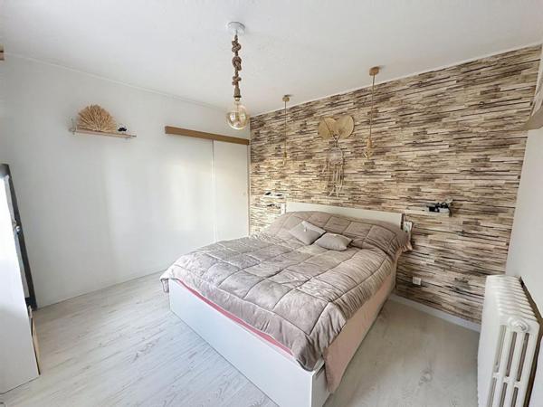 Maison de ville, de plain pied avec appartement en sous-sol proche commerces