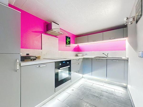 Maison de ville, de plain pied avec appartement en sous-sol proche commerces