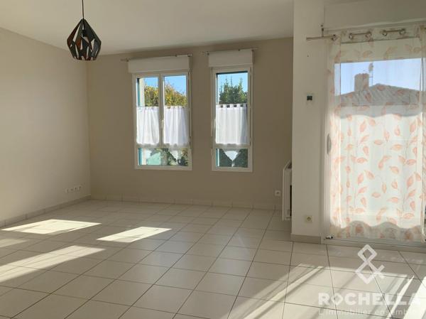 Aytré centre, appartement lumineux de 60m2, 2 chambres avec balcon et garage privatif.