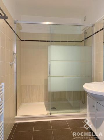 Aytré centre, appartement lumineux de 60m2, 2 chambres avec balcon et garage privatif.