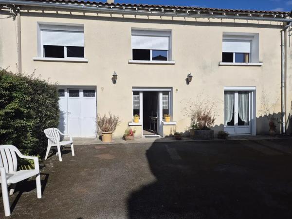 Charmante maison en plein coeur d'Aigre Idéalement située !