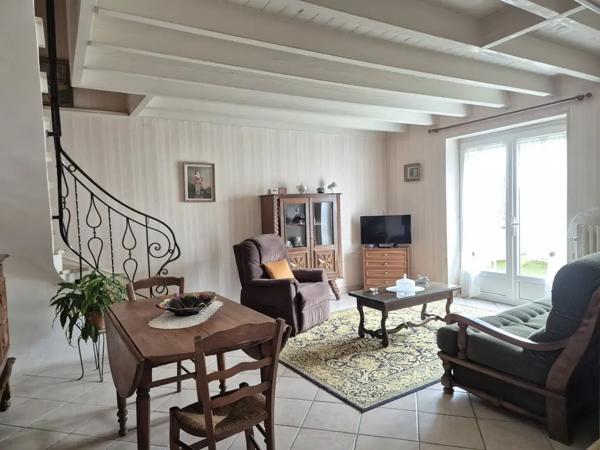 Charmante maison en plein coeur d'Aigre Idéalement située !
